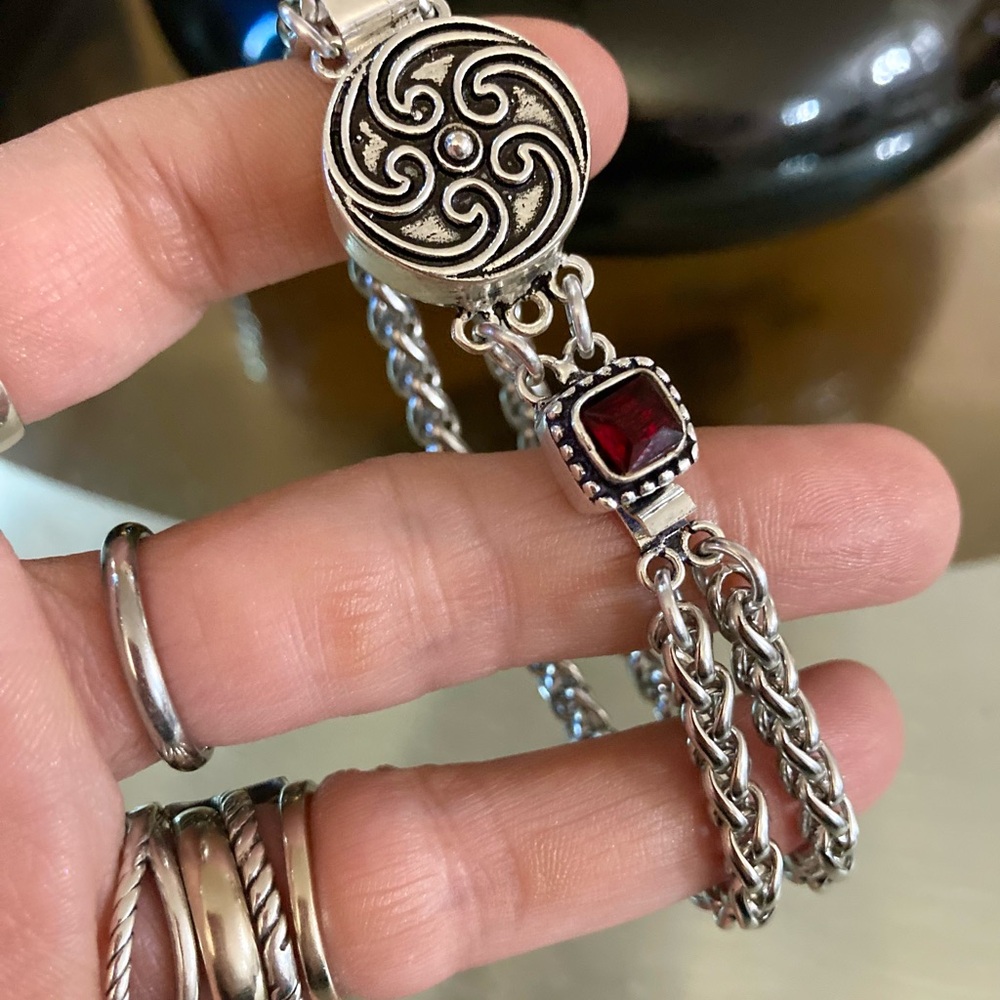 Handmade garnet & silver Celtic clasp design charm on wheat chain bracelet - Picture 4 of 10